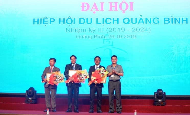 Đồng chí Trần Tiến Dũng, Phó Chủ tịch UBND tỉnh trao Bằng khen của UBND tỉnh cho các tập thể, cá nhân xuất sắc.