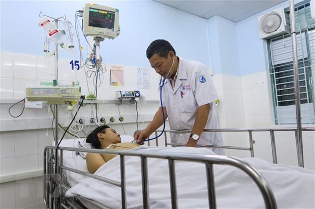 Điều trị cho bệnh nhi bị viêm cơ tim. (Ảnh: Đinh Hằng/TTXVN)