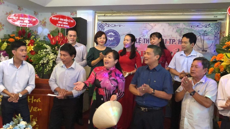 Biểu diễn hò khoan Lệ Thuỷ trong buổi ra mắt CLB Hò khoan Lệ Thuỷ tại TP.Hồ Chí Minh.