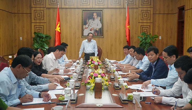 Đồng chí Bí thư Tỉnh ủy và đoàn công tác kiểm tra hệ thống cầu, đường vùng nam thị xã Ba Đồn.