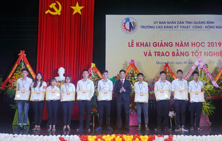 Đại diện lãnh đạo nhà trường trao thưởng cho HSSV xuất sắc năm học 2018-2019.
