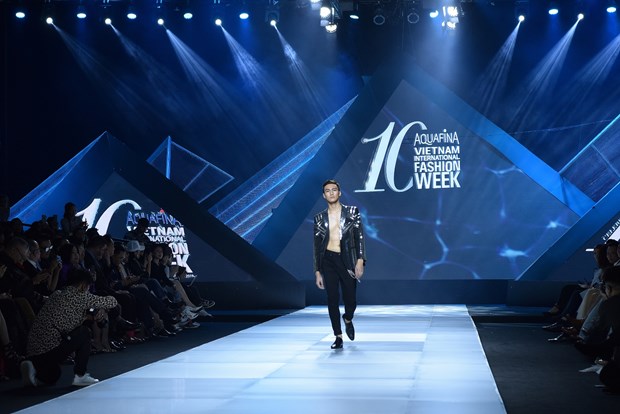 Mạc Trung Kiên, Quán quân The Face 2018 là gương mặt mở màn cho tuần thời trang. (Ảnh: CTV/Vietnam+)