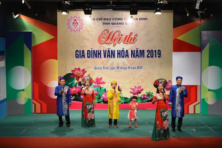 Phần thi năng khiếu văn nghệ của gia đình đến từ huyện Lệ Thủy