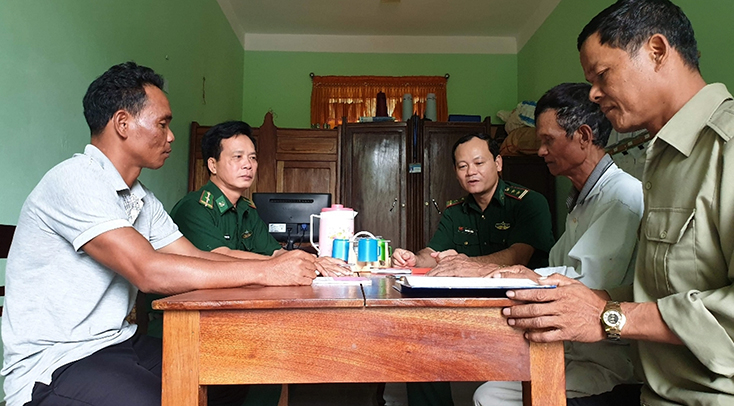 Cán bộ, chiến sỹ Đồn Biên phòng Làng Mô phổ biến kiến thức tuyên truyền, vận động quần chúng cho các đảng viên trên địa bàn.