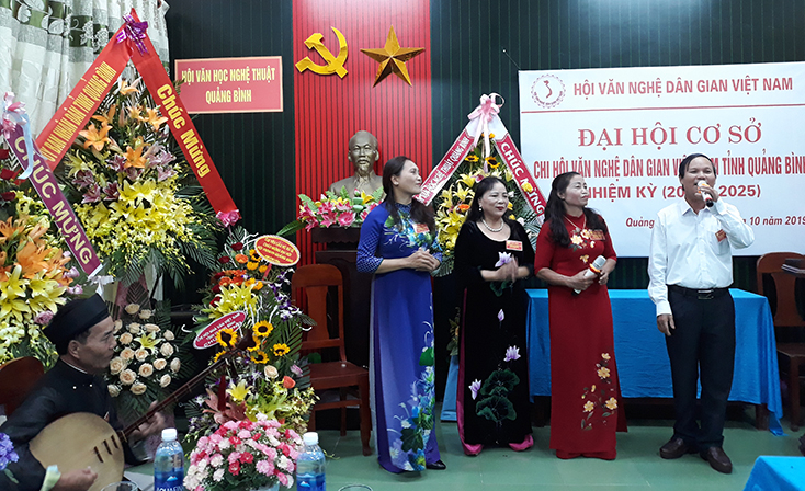 Các nghệ nhân thuộc Câu lạc bộ nghệ nhân Lệ Thủy biểu diễn hò khoan Lệ Thủy chào mừng đại hội