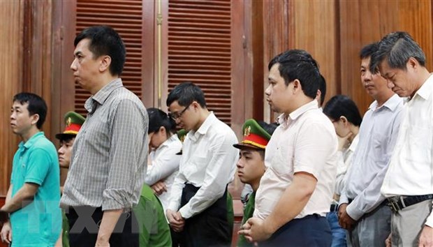 Các bị cáo trong buổi tuyên án sơ thẩm vụ án buôn bán hàng giả là thuốc chữa bệnh xảy ra tại Công ty cổ phần VN Pharma. (Ảnh: Thành Chung/TTXVN)