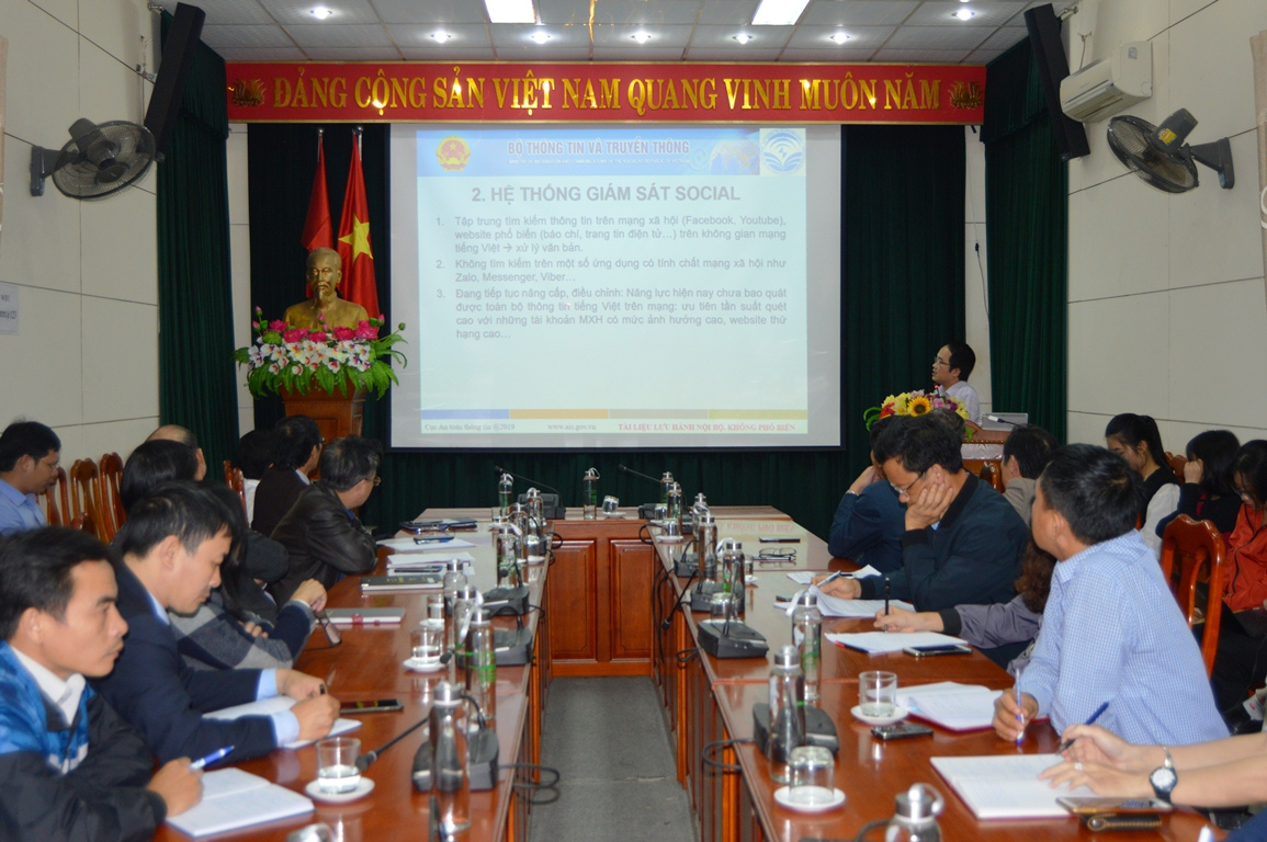 Các đại biểu nghe đại diện Cục An toàn thông tin (Bộ TT-TT) truyền đạt chuyên đề kỹ năng giám sát và phân tích thông tin trên không gian mạng.