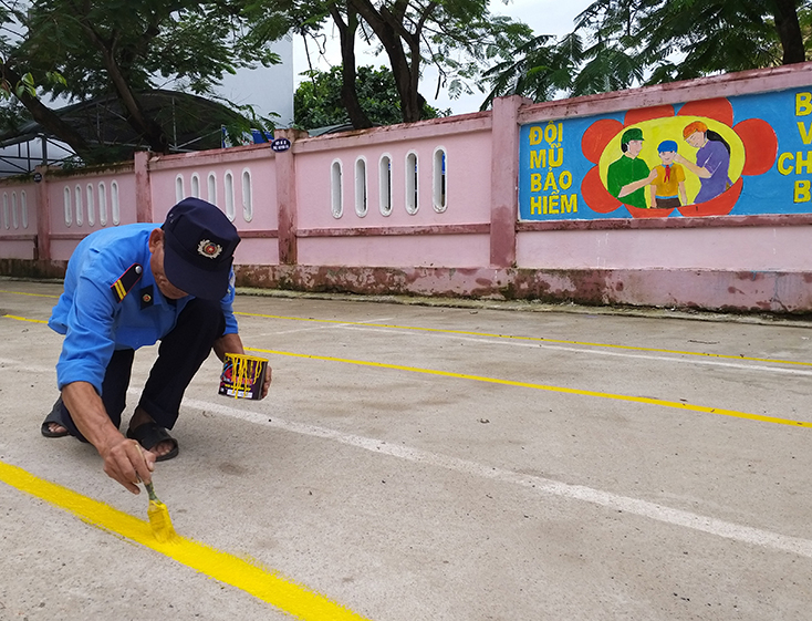 Nhân viên nhà trường chỉnh trang khu vực đỗ xe của phụ huynh. 