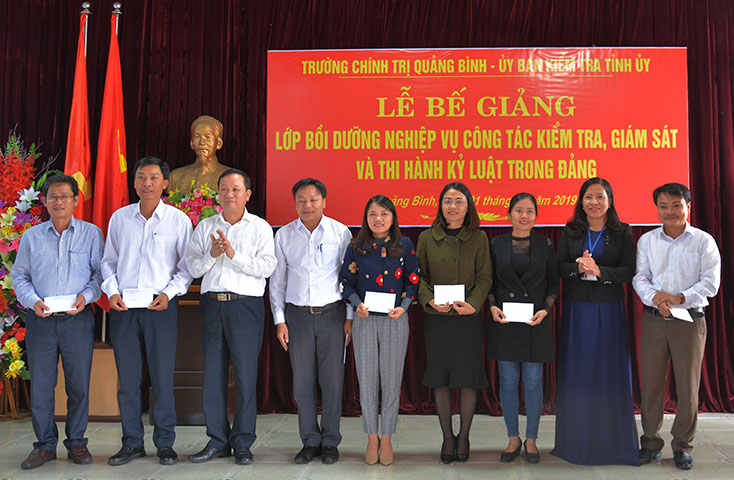 Đồng chí Đinh Công Hải, Chủ nhiệm Ủy ban Kiểm tra Tỉnh ủy và đại diện lãnh đạo Trường Chính trị tỉnh trao thưởng cho các học viên có thành tích xuất sắc.