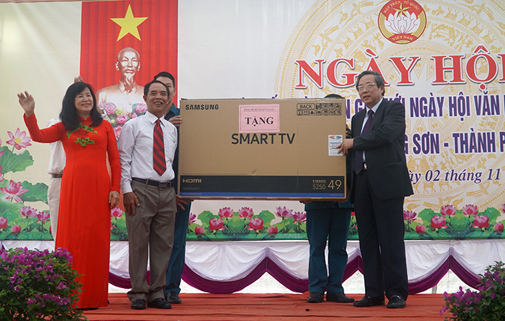 Đồng chí Bí thư Tỉnh ủy Hoàng Đăng Quang tặng quà cho TDP6, phường Đồng Sơn