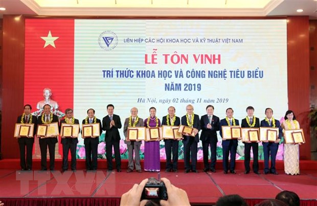 Ban tổ chức trao Biểu trưng và Bằng khen cho các Trí thức khoa học và công nghệ tiêu biểu năm 2019. (Ảnh: Anh Tuấn/TTXVN)