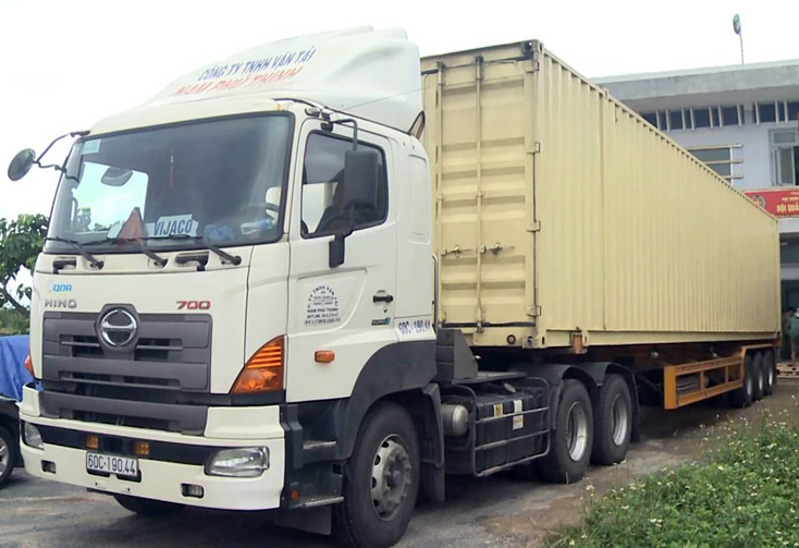 Xe ô tô đầu kéo bị phát hiện vận chuyển hàng lậu.