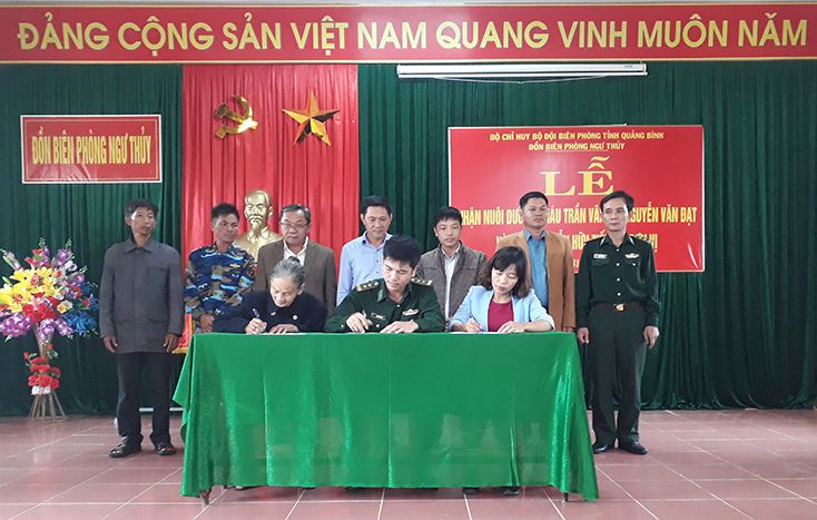 Ký cam kết trách nhiệm của các bên trong việc phối hợp, hỗ trợ để mô hình “Con nuôi Đồn Biên phòng” đạt được kết quả cao. 