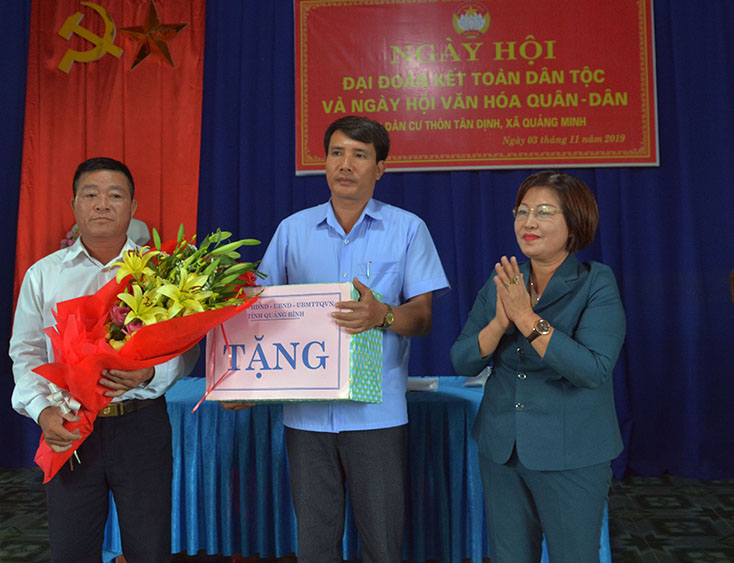 Đồng chí Nguyễn Thị Thanh Hương, Phó Chủ tịch Thường trực HĐND tỉnh tặng hoa, quà chúc mừng cán bộ và nhân dân thôn Tân Định, xã Quảng Minh.
