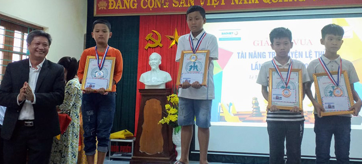 Ban tổ chức trao giải cho các vận động viên đạt thành tích cao.