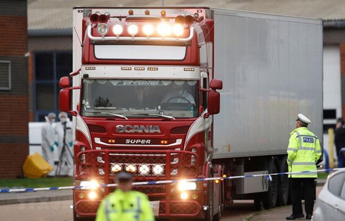 Hiện trường vụ xe container đông lạnh chứa 39 thi thể ở Grays, Essex. (Ảnh: Reuters/TTXVN)