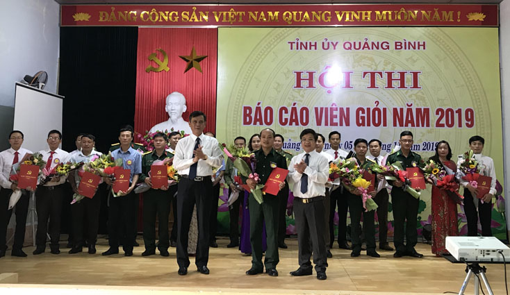 Đồng chí Phó Bí thư Thường trực Tỉnh ủy Trần Thắng  và đồng chí Trưởng Ban Tuyên giáo Tỉnh ủy Cao Văn Định tặng hoa và trao giấy chứng nhận tham gia hội thi cho các thí sinh