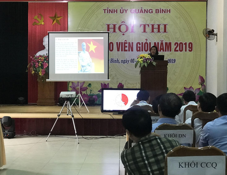 Thí sinh thể hiện phần thi thuyết trình