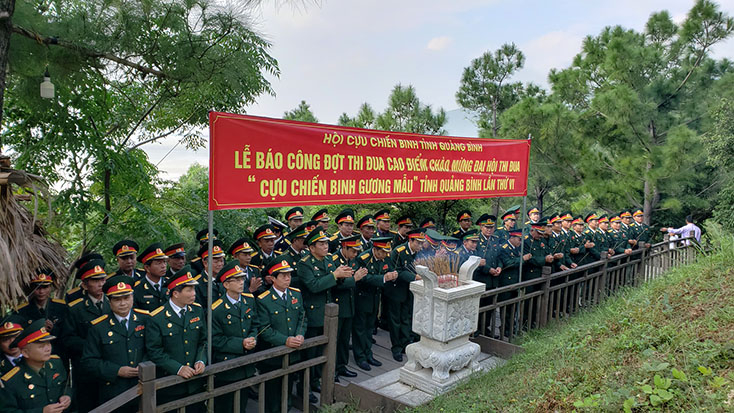 Cán bộ, hội viên Hội CCB tỉnh dâng hương, báo công trước anh linh Đại tướng Võ Nguyên Giáp/