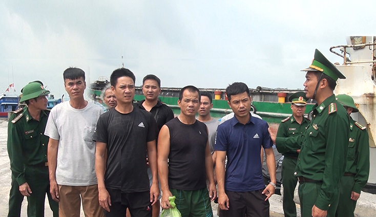 Đại úy Phạm Tùng Việt, Trạm trưởng trạm Biên phòng Cửa khẩu cảng Gianh động viên các thuyền viên tàu Ngọc Lan 15.