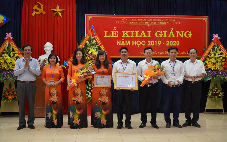 Hai nhóm tác giả đạt giải tại Hội thi thiết bị đào tạo tự làm toàn quốc lần thứ 6 được nhận bằng khen của Bộ Lao động-Thương binh và Xã hội, cùng phần thưởng của Hội Khuyến học tỉnh. 