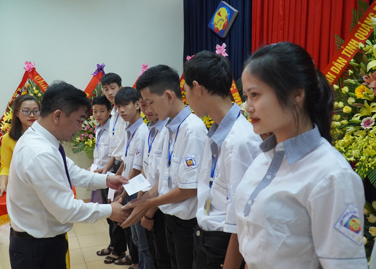 Lãnh đạo Liên đoàn Lao động tỉnh trao học bổng cho tân HS hệ trung cấp (năm học 2019-2021) có hoàn cảnh khó khăn.  