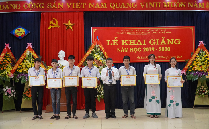 Hiệu trưởng Trường trung cấp công nghệ số 9 trao thưởng cho các HSSV có thành tích xuất sắc trong năm học 2018-2019.