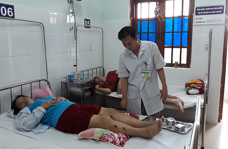 Cán bộ Bệnh viện Y Dược cổ truyền đang theo dõi điều trị cho người bệnh. 