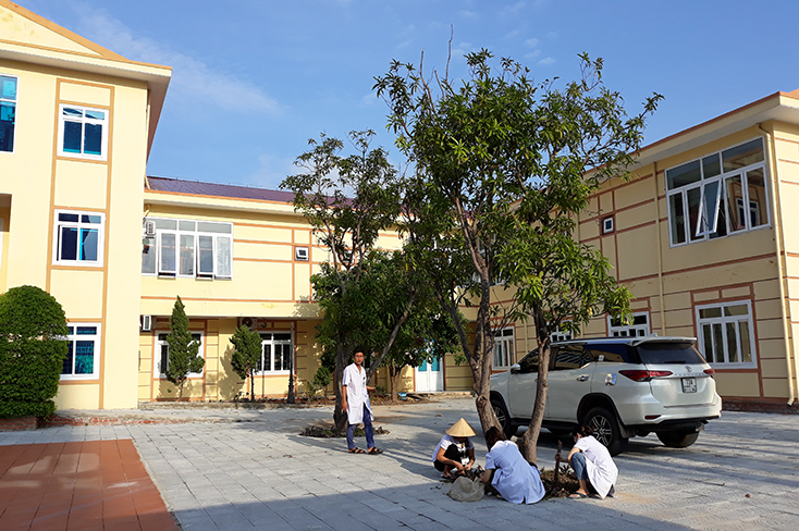 Giữ gìn khuôn viên sạch sẽ, thoáng mát là một trong những nhiệm vụ được bệnh viện hết sức chú trọng. 
