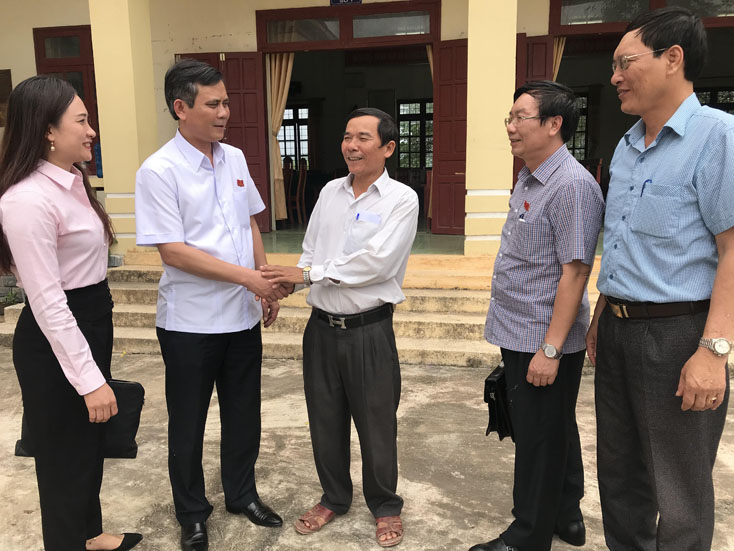 Hiền Chi Đồng chí Phó Bí thư Thường trực Tỉnh ủy Trần Thắng và đại biểu HĐND tỉnh trò chuyện với cử tri các xã vùng Nam thị xã Ba Đồn