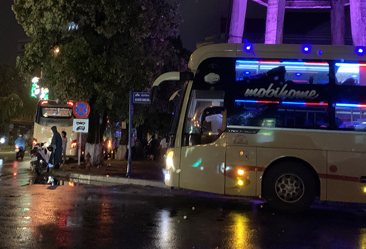 Bất chấp biểm cấm dừng, đỗ xe, các xe khách gường nằm của nhà xe Hưng Long vẫn dừng, đỗ để đón khách (ảnh chụp ngày 28-10-2019 tại khu vực ngã tư Lý Thường Kiệt - Bà Huyện Thanh Quan thuộc địa bàn phường Đồng Mỹ (TP. Đồng Hới).