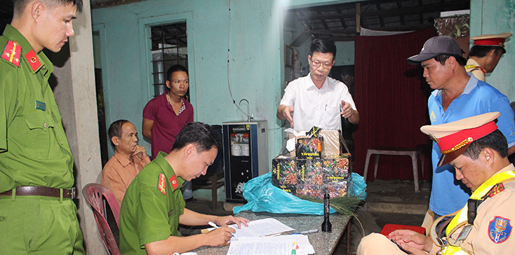 Lực lượng Công an lập biên bản vụ việc Nguyễn Văn Minh vận chuyển 20kg pháo trên xe khách 30 chỗ BKS 20B-014.87. 