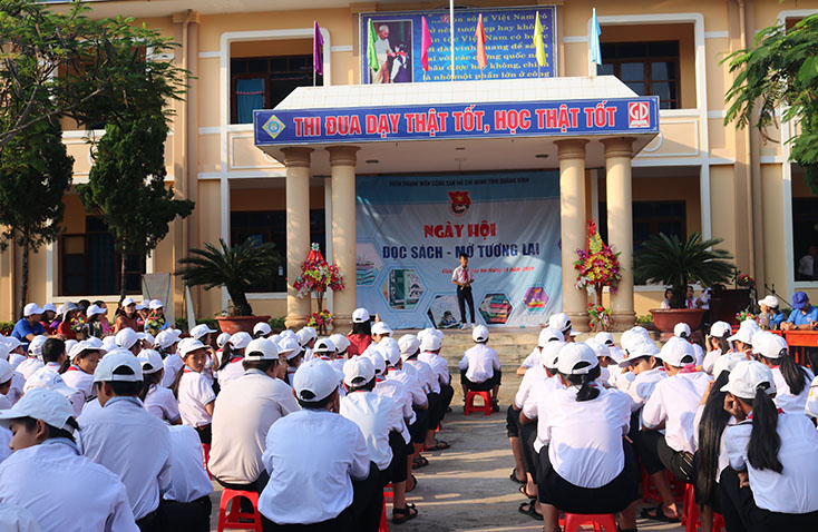 Chương trình diễn ra sôi nổi, ấn tượng, thu hút đông đảo học sinh tham gia