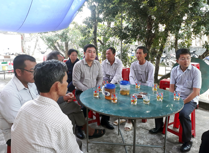Lãnh đạo huyện Bố Trạch đã thăm hỏi và chia sẻ, động viên 2 gia đình có người thân gặp nạn ở Anh.