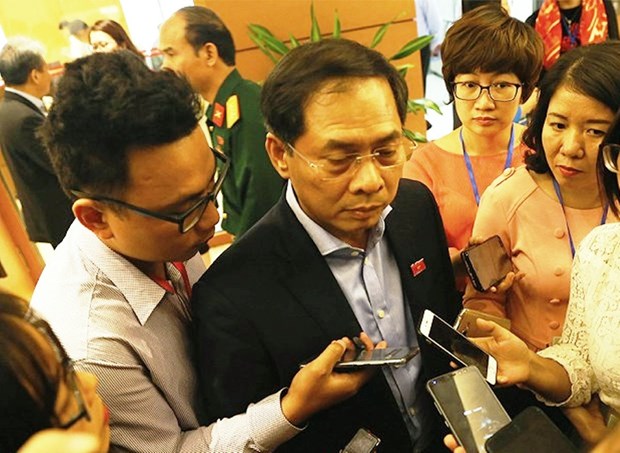 Thứ trưởng Bộ Ngoại giao Bùi Thanh Sơn chia sẻ với báo chí bên hành lang Quốc hội. (Ảnh: PV/Vietnam+)