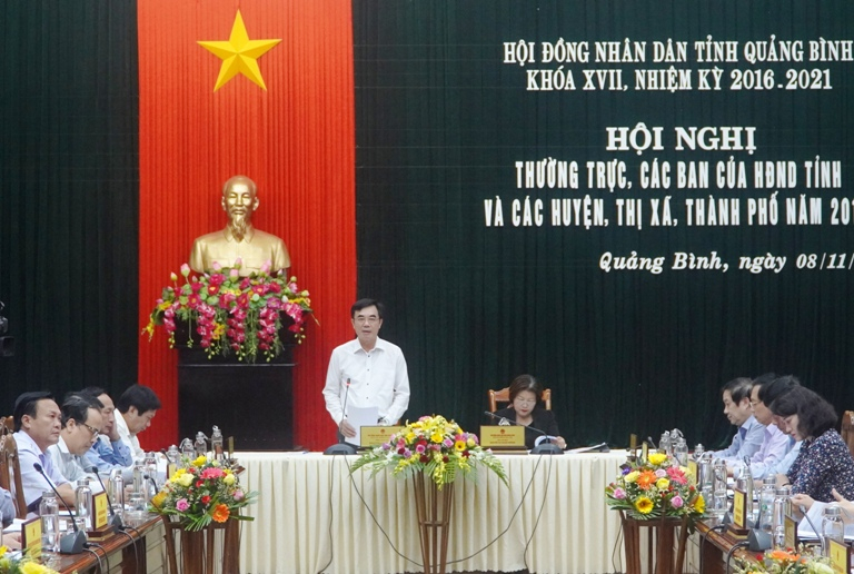 Các đồng chí trong Thường trực HĐND tỉnh điều hành hội nghị