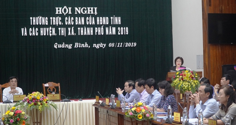 Các đồng chí trong Thường trực HĐND tỉnh điều hành hội nghị