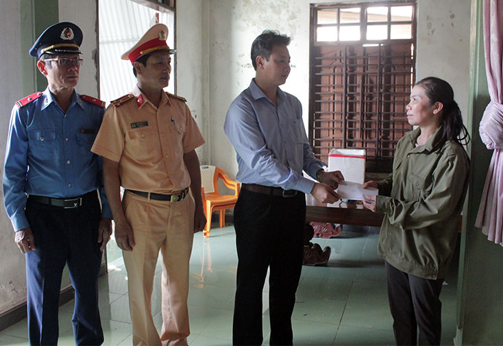 Ban An toàn giao thông tỉnh đã đến thăm, tặng quà cho các gia đình có người thân tử vong