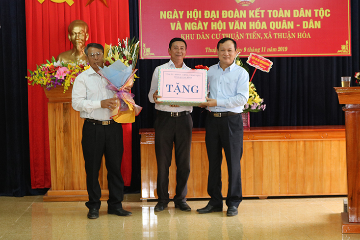 Đồng chí Đinh Công Hải, Ủy viên Ban Thường vụ, Chủ nhiệm Uỷ ban Kiểm tra Tỉnh ủy tặng quà cho tập thể thôn Thuận Tiến, xã Thuận Hóa, huyện Tuyên Hóa