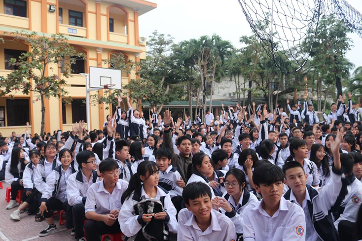 Học sinh Trường THPT Đào Duy Từ tham gia trò chơi dưới dạng câu hỏi trắc nghiệm
