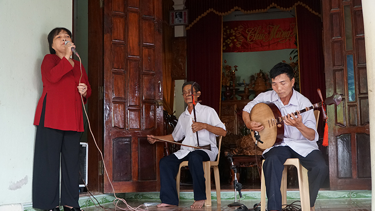  Từ trái qua NNƯT Nguyễn Thị Lý, nghệ nhân Ngô Lực và NNƯT Nguyễn Hữu Điệp.