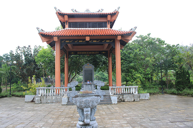 Nhà bia tưởng niệm 16 TNXP hy sinh tại bến phà II Long Đại. 