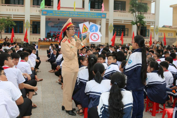 CBCS Phòng CSGT Công an tỉnh phổ biến cách nhận biết các loại biển báo, chỉ dẫn giao thông cho các em học sinh. 