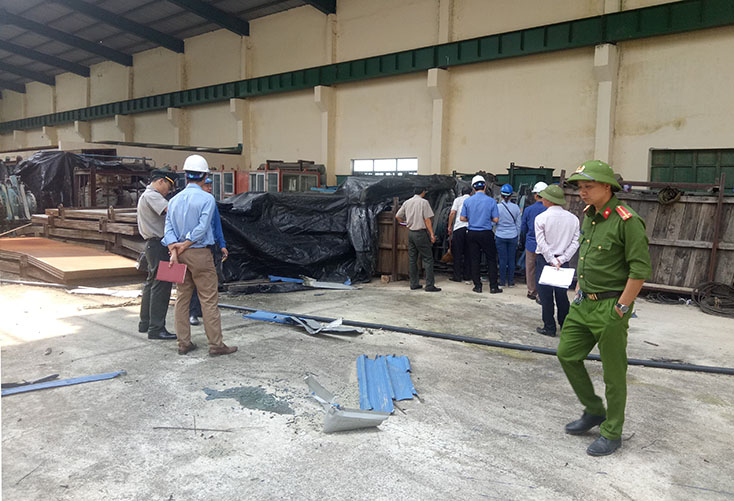 Cán bộ Cục THADS tỉnh tiến hành kê biên tài sản trong một vụ việc.