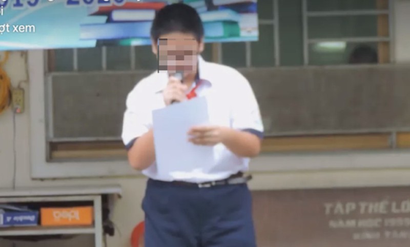  Hình phạt bắt học sinh đọc bản kiểm điểm trước toàn trường và quay clip đăng lên mạng xã hội gây tranh cãi. (Ảnh: KT)
