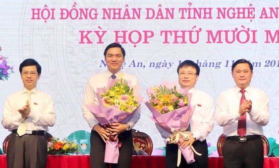 Lãnh đạo tỉnh Nghệ An chúc mừng đồng chí Hoàng Nghĩa Hiếu và đồng chí Bùi Đình Long