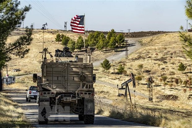 Quân đội Mỹ tuần tra tại khu vực có nhiều mỏ dầu ở tỉnh Hasakeh, Đông Bắc Syria. (Ảnh: AFP/TTXVN)