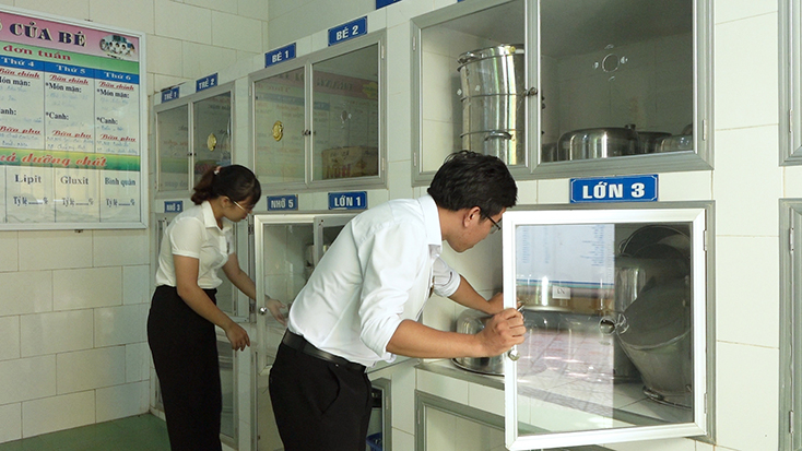 Đoàn thanh tra, kiểm tra liên ngành ATTP thị xã Ba Đồn kiểm tra bếp ăn của một trường mầm non trên địa bàn. 