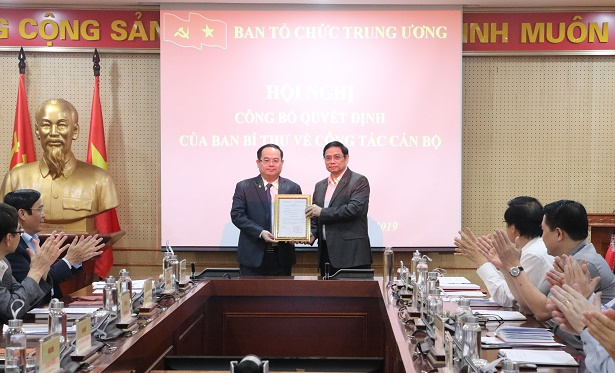  Đồng chí Phạm Minh Chính trao quyết định cho đồng chí Quản Minh Cường.
