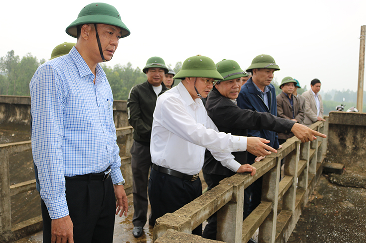 Đồng chí Lê Minh Ngân, Phó Chủ tịch UBND tỉnh kiểm tra tình hình tích nước ở hồ Vực Nồi, xã Vạn Trạch, huyện Bố Trạch 